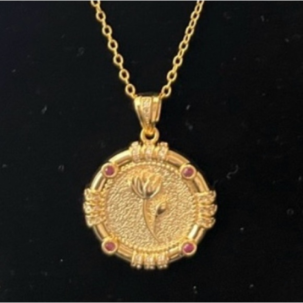 Beautiful Round Pendant Necklace
